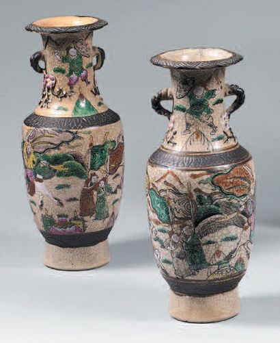 CHINE, Nankin - XIXe siècle Paire de petits vases en porcelaine craquelée à décor...