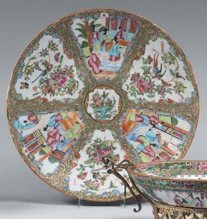 CHINE, Canton - Fin XIXe siècle Plat en porcelaine émaillée polychrome et or à décor...