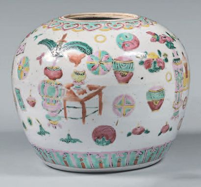CHINE - XIXe siècle Pot à gingembre en porcelaine à décor en émaux polychromes dans...