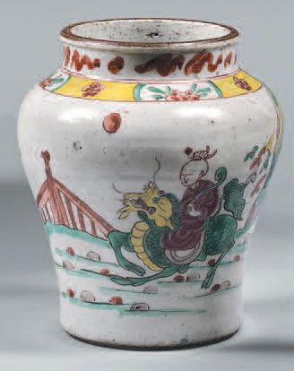 CHINE Petit vase balustre en porcelaine à décor en émaux polychromes d'un enfant...