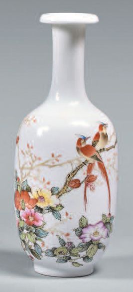CHINE Vase de forme balustre en porcelaine émaillée polychrome d'un couple d'oiseaux...