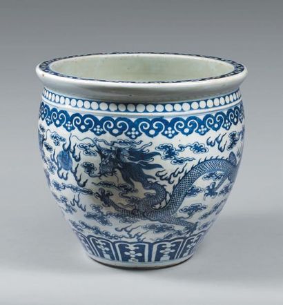 CHINE - XIXe siècle Vasque à poissons en porcelaine à décor en bleu sous couverte...