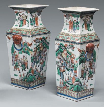 CHINE - fin du XIXe siècle Paire de vases balustres carrés en porcelaine émaillée...