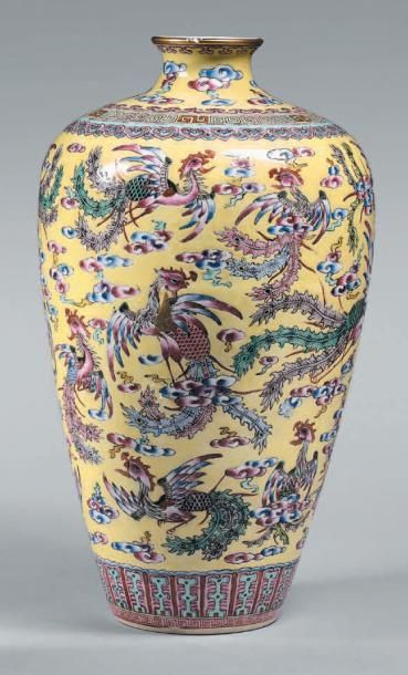 CHINE - fin du XIXe siècle Vase balustre en porcelaine à décor en émaux polychromes...