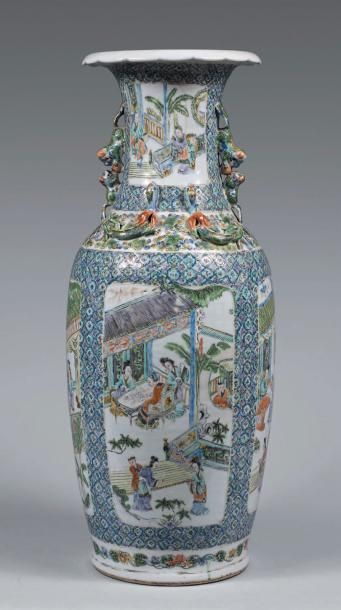 CHINE, Canton - XIXe siècle Grand vase balustre à col évasé lobé en porcelaine à...