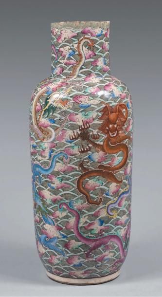 CHINE, Canton - XIXe siècle Grand vase en porcelaine à décor en émaux polychromes...