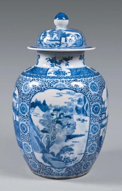 CHINE - XIXe siècle Potiche en porcelaine à décor en bleu sous couverte de jeunes...