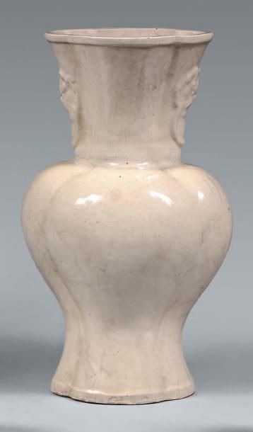 CHINE - Epoque MING (1368-1644) Vase lobé en porcelaine blanc craquelé, les anses...