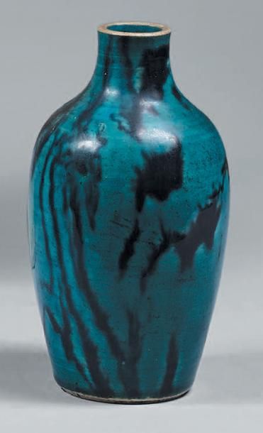 CHINE - XVIIIe siècle Petit vase balustre à col fin en porcelaine turquoise et coulées...