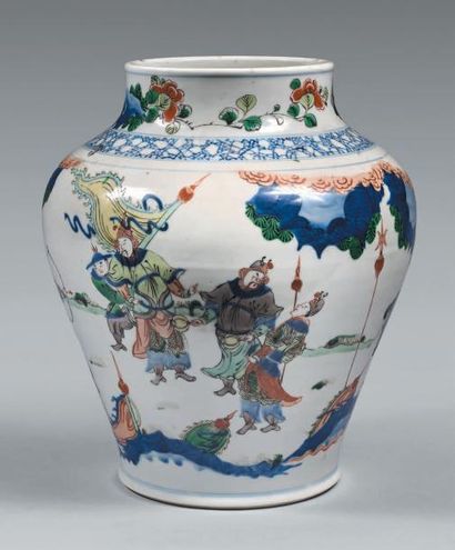 CHINE - XXe siècle Potiche en porcelaine à décor en bleu sous couverte et émaux polychromes...