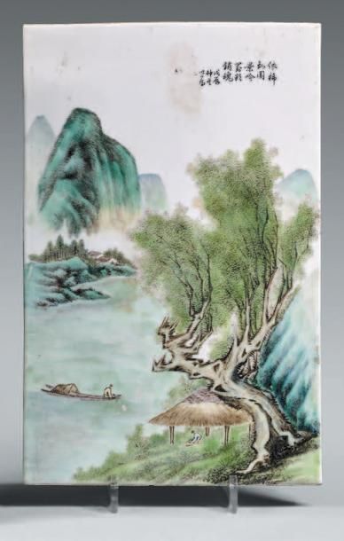 CHINE - XXe siècle Plaque de porcelaine à décor en émaux polychromes d'un pêcheur...