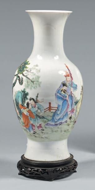 CHINE - Époque de la République - Minguo (1912-1949) Vase de forme balustre à col...