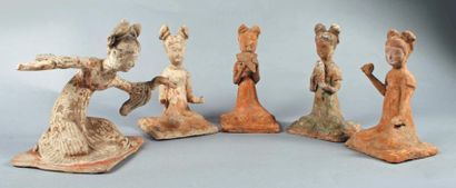 CHINE - Epoque TANG (618-907) Statuette de danseuse en terre cuite et traces de polychromie,...