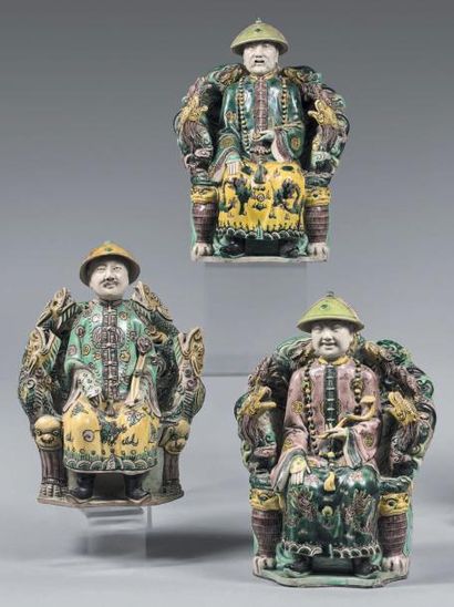 CHINE - Époque de la République MINGUO (1912-1949) Trois statuettes en porcelaine...