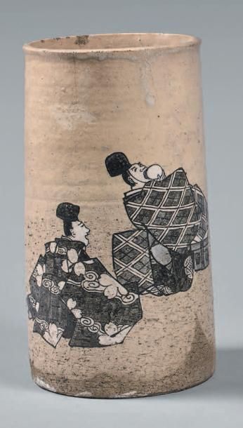 JAPON - Fin XIXe siècle Vase en grès à décor émaillé gris, noir et blanc de personnages...
