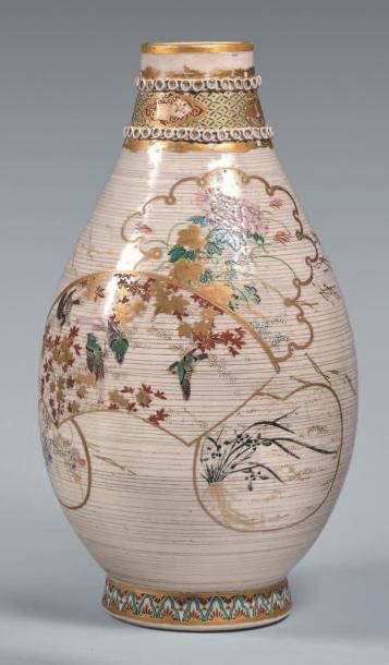 JAPON, Fours de Satsuma - Époque Meiji (1868-1912) Vase pansu en faïence à décor...