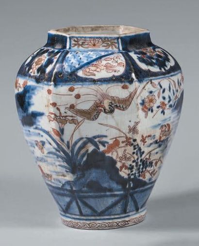 JAPON, Imari - XIXe siècle Petite potiche hexagonale en porcelaine à décor en bleu...