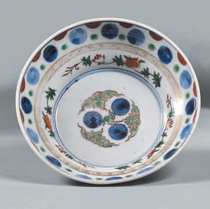 JAPON, Imari - Fin Époque Edo (1603-1868) Coupe en porcelaine décorée en bleu sous...