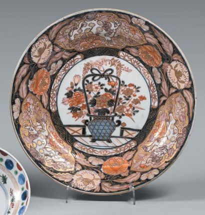 JAPON, Imari - Milieu Époque EDO (1603-1868) Coupe en porcelaine décorée en bleu...