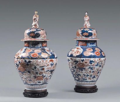JAPON, Imari - Époque MEIJI (1868-1912) Paire de potiches en porcelaine à décor en...