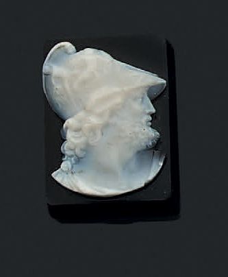 null Petit camée onyx de forme rectangulaire orné d'un profil d'homme à l'antique.
XIXe...