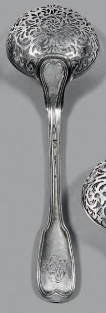 null Cuiller saupoudreuse en argent, modèle filets, monogrammée.
Paris, 1774-1780,...