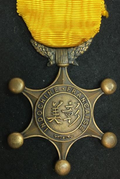 null Ordre du Mérite Indochinois, fondé en 1900, insigne de 3e classe en bronze patiné,...