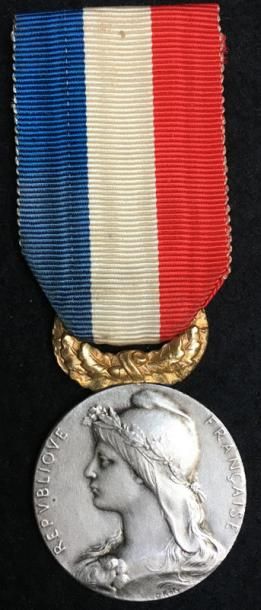 null Médaille d'honneur du Gouvernement
Général pour actes de Courage et de Dévouement,...