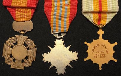 null État du Vietnam - Lot de trois médailles avec ruban: une croix de la Vaillance,...
