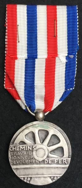 null Médaille d'honneur des chemins de fer pour le Cameroun, créée en 1937, en bronze...