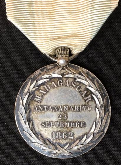 null Médaille de Radama II, créée en 1862, deuxième type en argent, au profil à gauche...