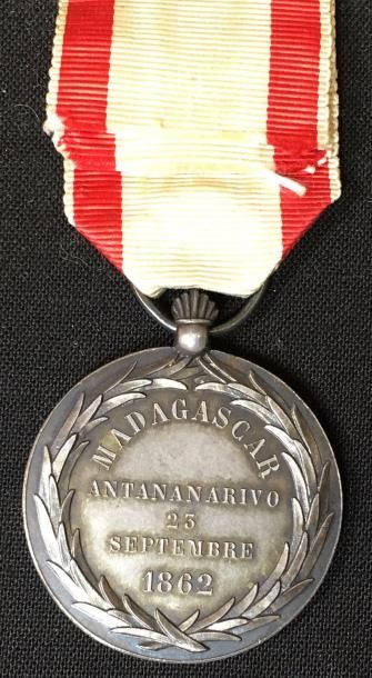 null Médaille de Radama II du 2e type en métal argenté, ruban blanc à bande latérale...