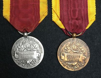 null Médaille du Travail, créée en 1920, lot de deux: une médaille de 1re classe...