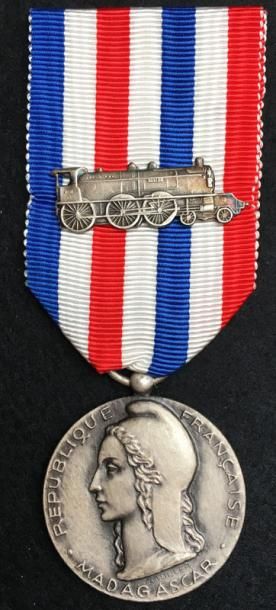 null Médaille d'honneur des chemins de fer pour
Madagascar, créée en 1936, en bronze...