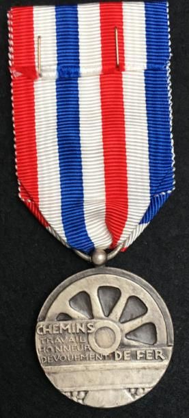 null Médaille d'honneur des chemins de fer pour
Madagascar, créée en 1936, en bronze...