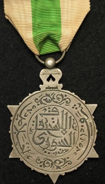 null Ordre du Mérite, fondé en 1926, médaille de 3e classe en argent et émail, étoile...