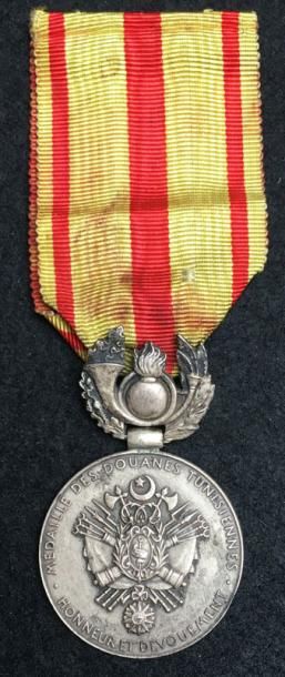 null Médaille d'honneur des Douanes Tunisiennes, créée en 1934, en argent, aux armes...