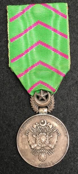 null Médaille d'honneur Pénitentiaire, créée en 1934, en argent, aux armes beylicales,...