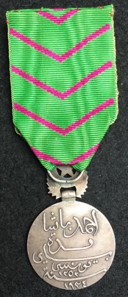 null Médaille d'honneur Pénitentiaire, créée en 1934, en argent, aux armes beylicales,...