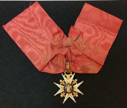 null Règne de Louis XV, croix de chevalier en or et émail, les pointes légèrement...