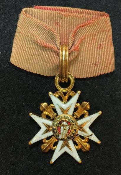 null Règne de Louis XV, croix de chevalier légèrement réduite en or et émail, les...