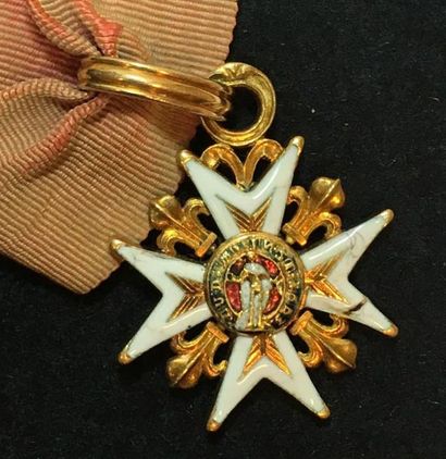 null Règne de Louis XV, croix de chevalier légèrement réduite en or et émail, les...