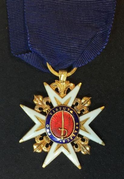 null Croix de chevalier en or et émail, les pointes lisses, les centres en deux parties,...