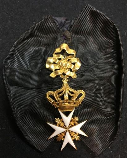 null XVIIIe siècle, croix de chevalier, en or et émail, de facture soignée et épaisse,...