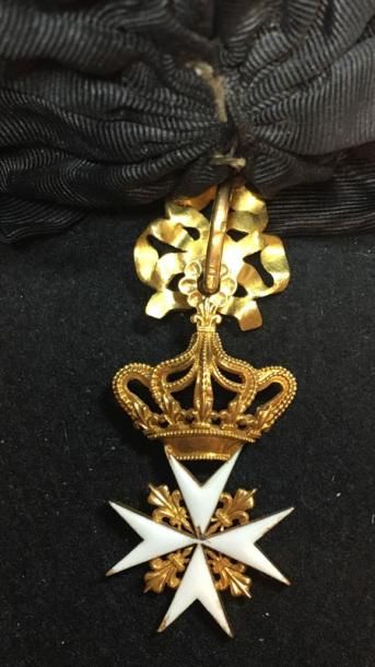 null XVIIIe siècle, croix de chevalier, en or et émail, de facture soignée et épaisse,...