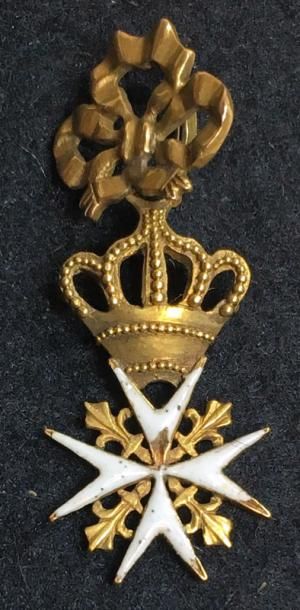 null XVIIIe siècle, croix de chevalier réduite, en or et émail, couronne fixe à arches...