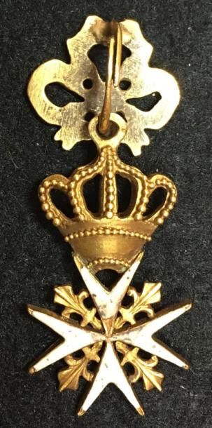 null XVIIIe siècle, croix de chevalier réduite, en or et émail, couronne fixe à arches...