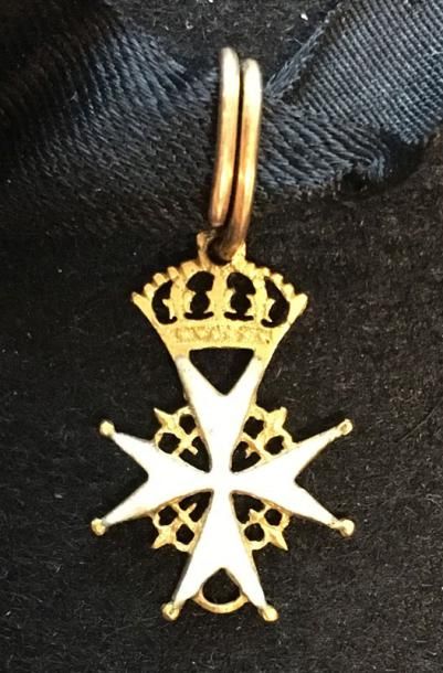 null XVIIIe siècle, croix de chevalier miniature, en or et émail (cheveux), couronne...