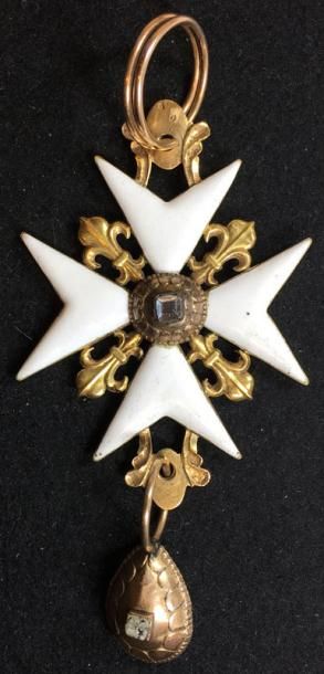 null XVIIIe siècle, grande croix dite «Maltaise«en or émaillé blanc sur l'avers et...