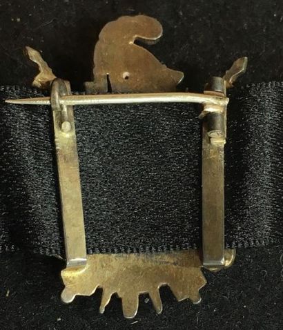 null XIXe siècle, insigne de boutonnière en forme de trophée d'armes, la cuirasse...